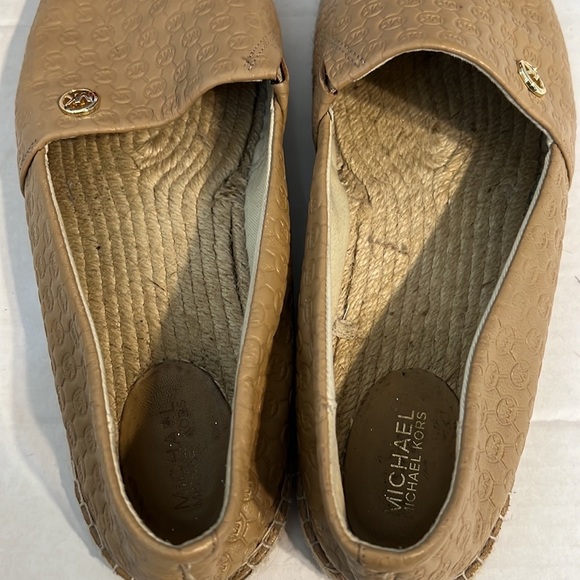EUC Michael Kors embossed logo leather flat espadrilles shoes Tan caramel 10 - Picture 11 of 12
